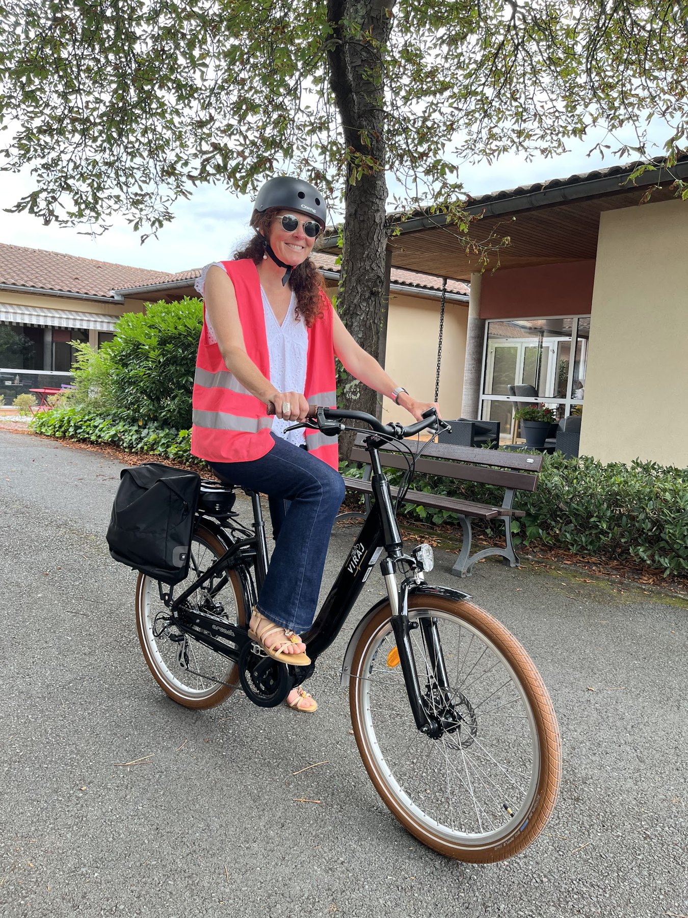 Collaboratrice équipée d’un vélo de fonction Viraj